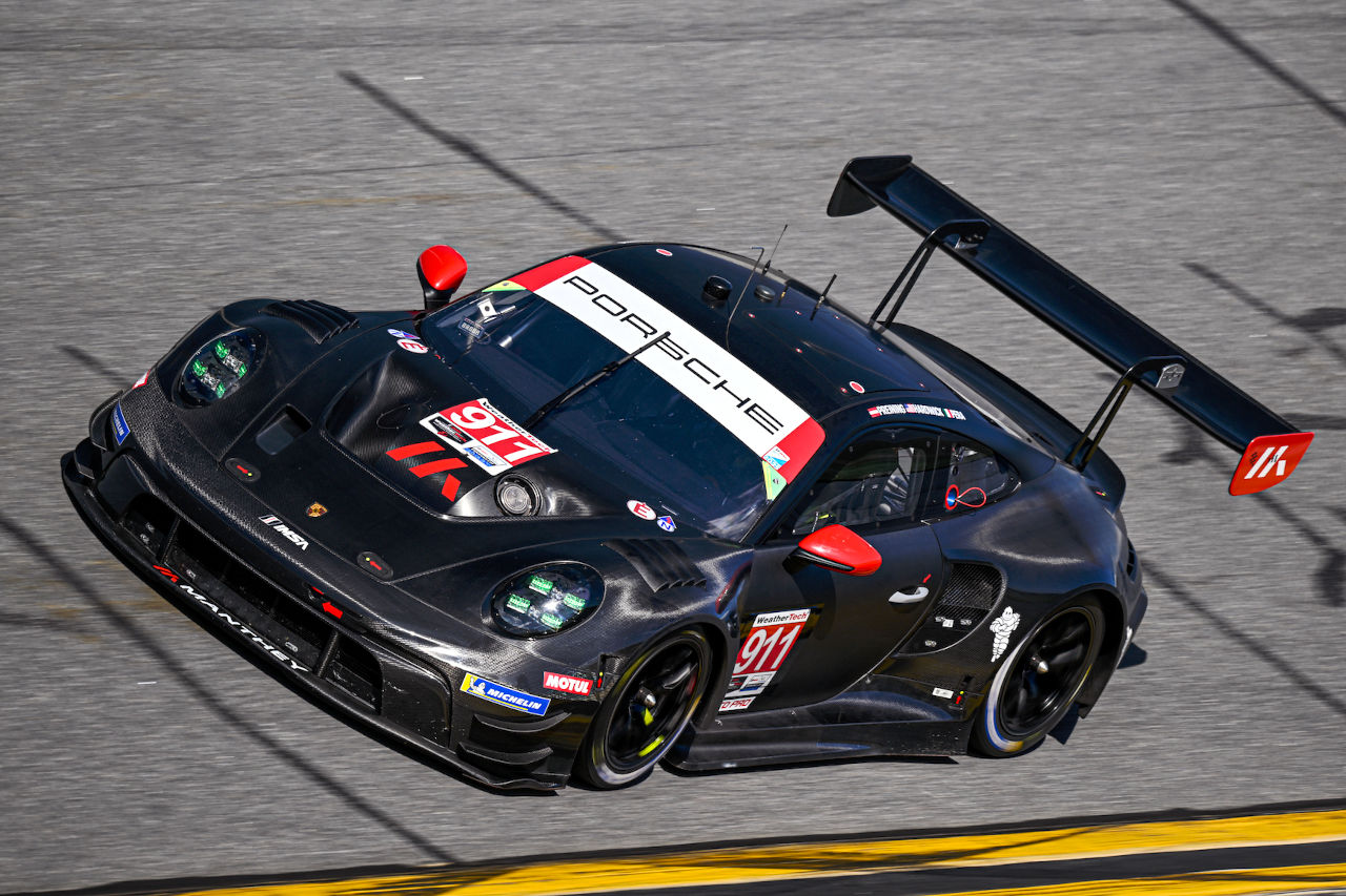 デイトナのバンクを走行するポルシェ911 GT3 Rエボ