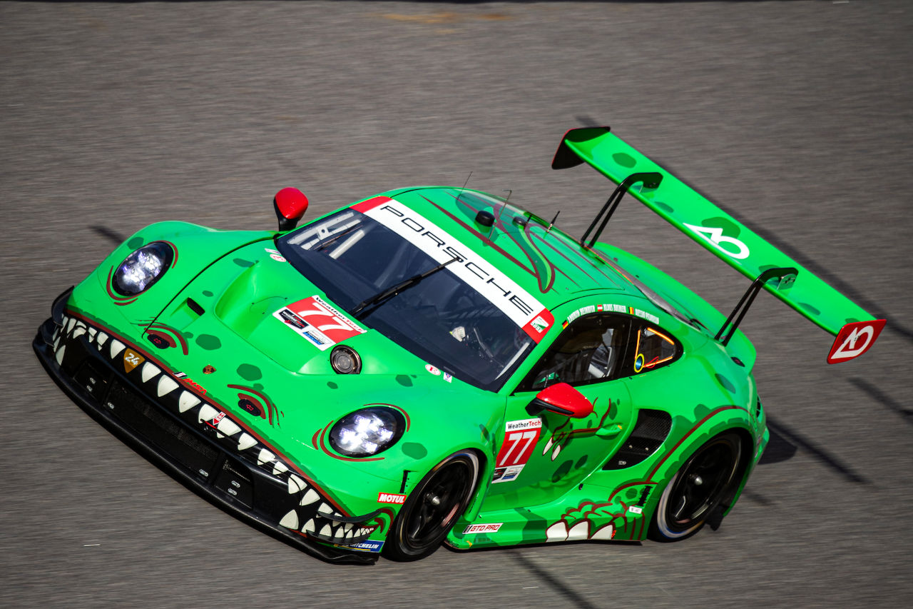 デイトナのバンクを走行するポルシェ911 GT3 R