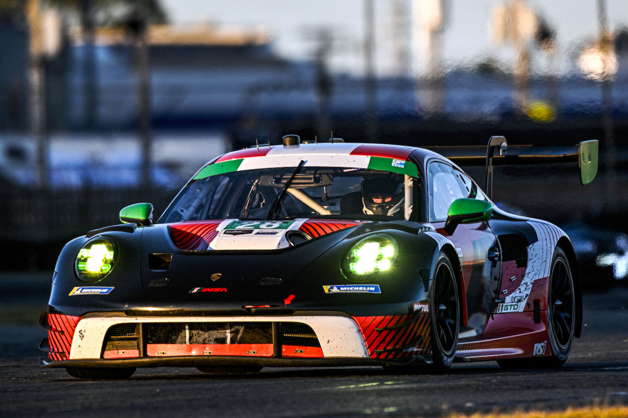 デイトナのインフィールドを走行するポルシェ911 GT3 Rエボ