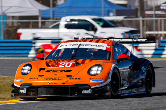 デイトナのインフィールドを走行するポルシェ911 GT3 R