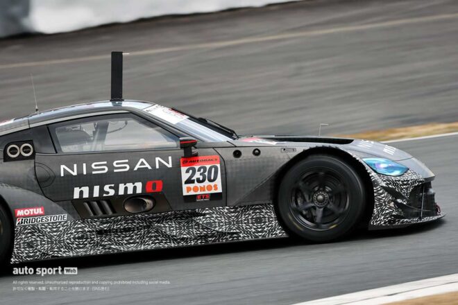 モザイク調のラテラルダクトを装着した230号車2026年型ニッサンZ GT500