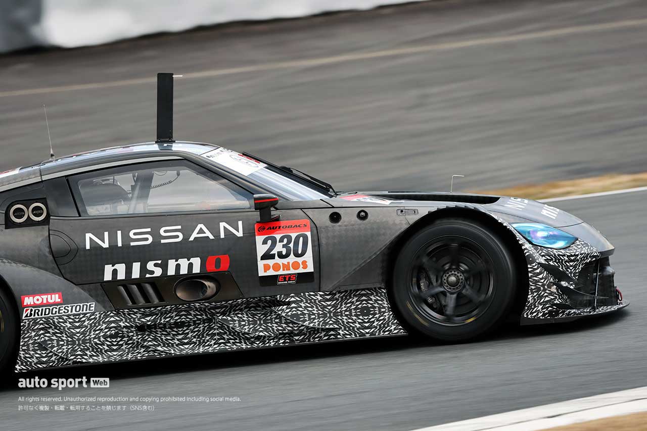 モザイク調のラテラルダクトを装着した230号車2026年型ニッサンZ GT500