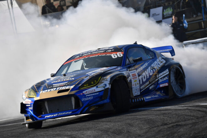 第10戦を藤野が制して1ポイント差で3度目のチャンピオンに輝く。第9戦は中村直樹が優勝／D1GPお台場