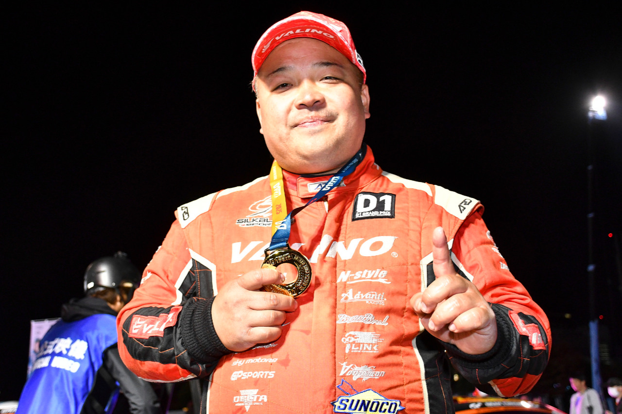 第10戦を藤野が制して1ポイント差で3度目のチャンピオンに輝く。第9戦は中村直樹が優勝／D1GPお台場