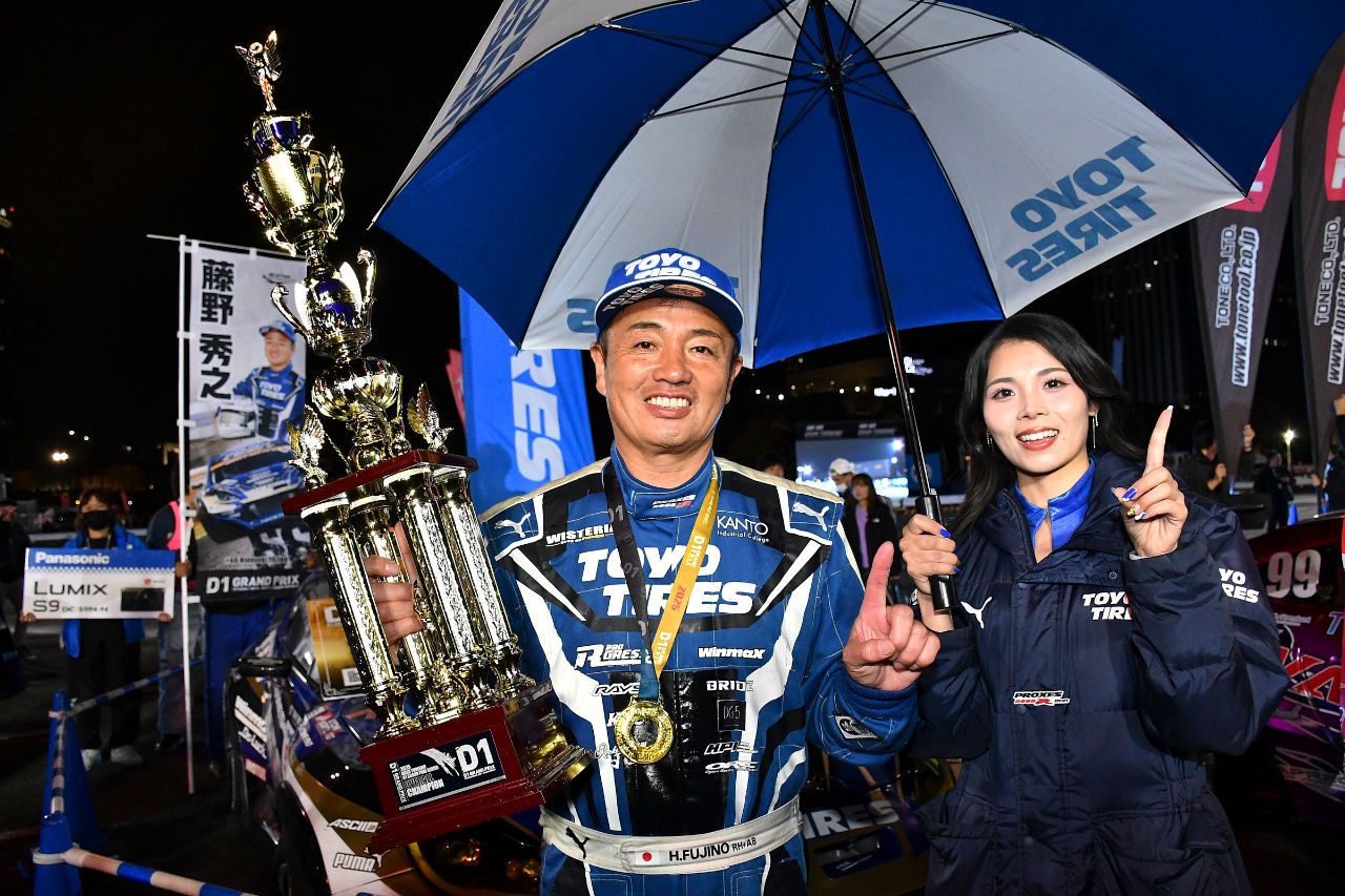 第10戦を藤野が制して1ポイント差で3度目のチャンピオンに輝く。第9戦は中村直樹が優勝／D1GPお台場