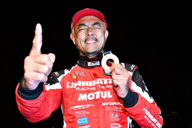 第10戦を藤野が制して1ポイント差で3度目のチャンピオンに輝く。第9戦は中村直樹が優勝／D1GPお台場