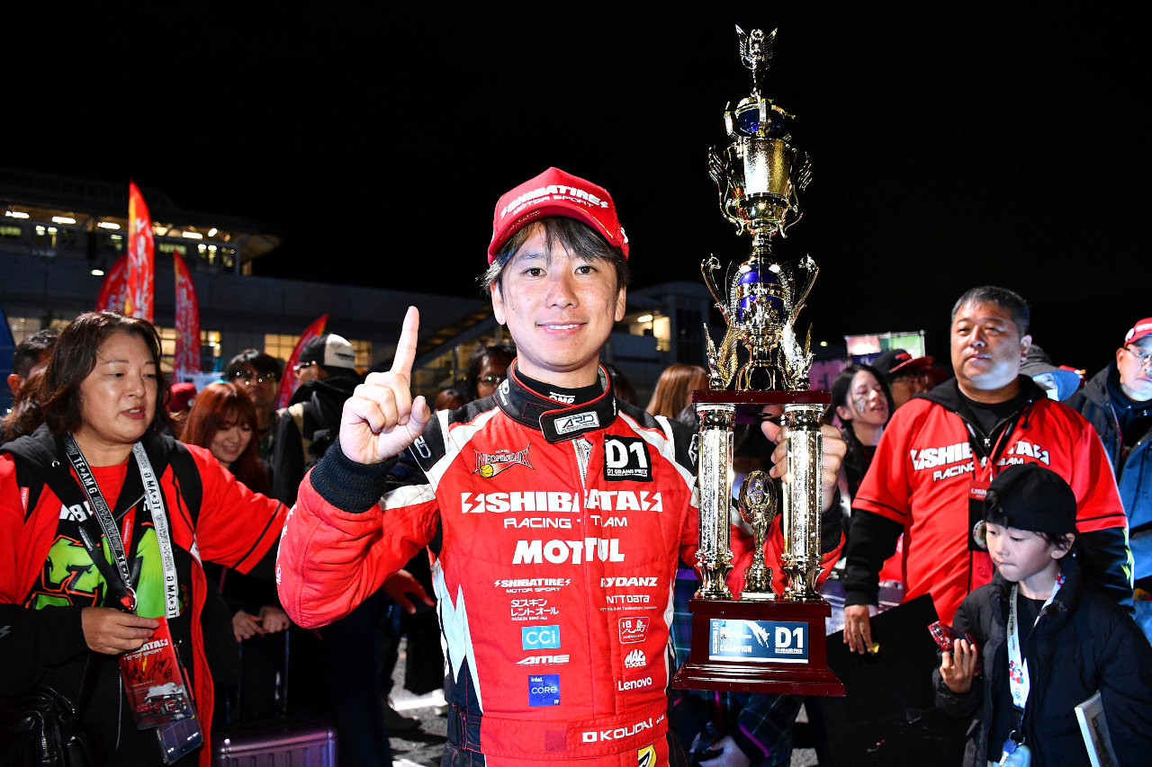 第10戦を藤野が制して1ポイント差で3度目のチャンピオンに輝く。第9戦は中村直樹が優勝／D1GPお台場