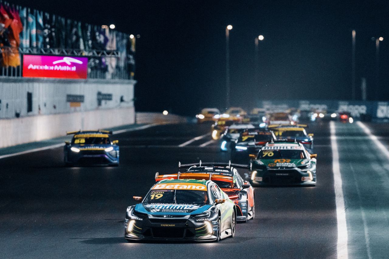 フェリペ・マッサが初ポール奪取、リカルド・マウリシオが初開催ナイトレースで連勝／SCB第10戦
