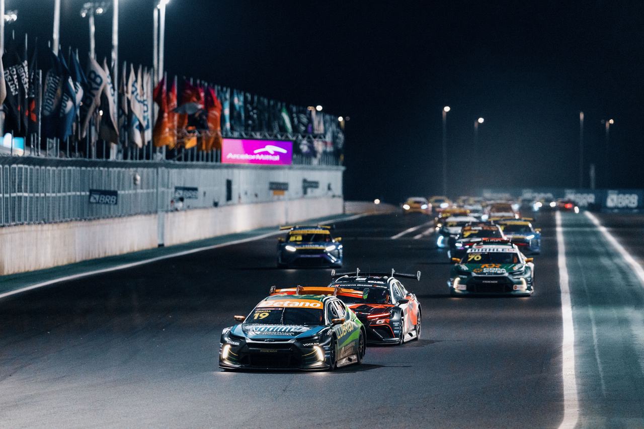 フェリペ・マッサが初ポール奪取、リカルド・マウリシオが初開催ナイトレースで連勝／SCB第10戦