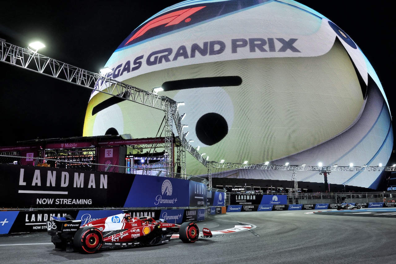 エンタメ界の巨匠、ラスベガスに降臨／真っ赤に染まった球体【SNSピックアップF1第22戦（1）】