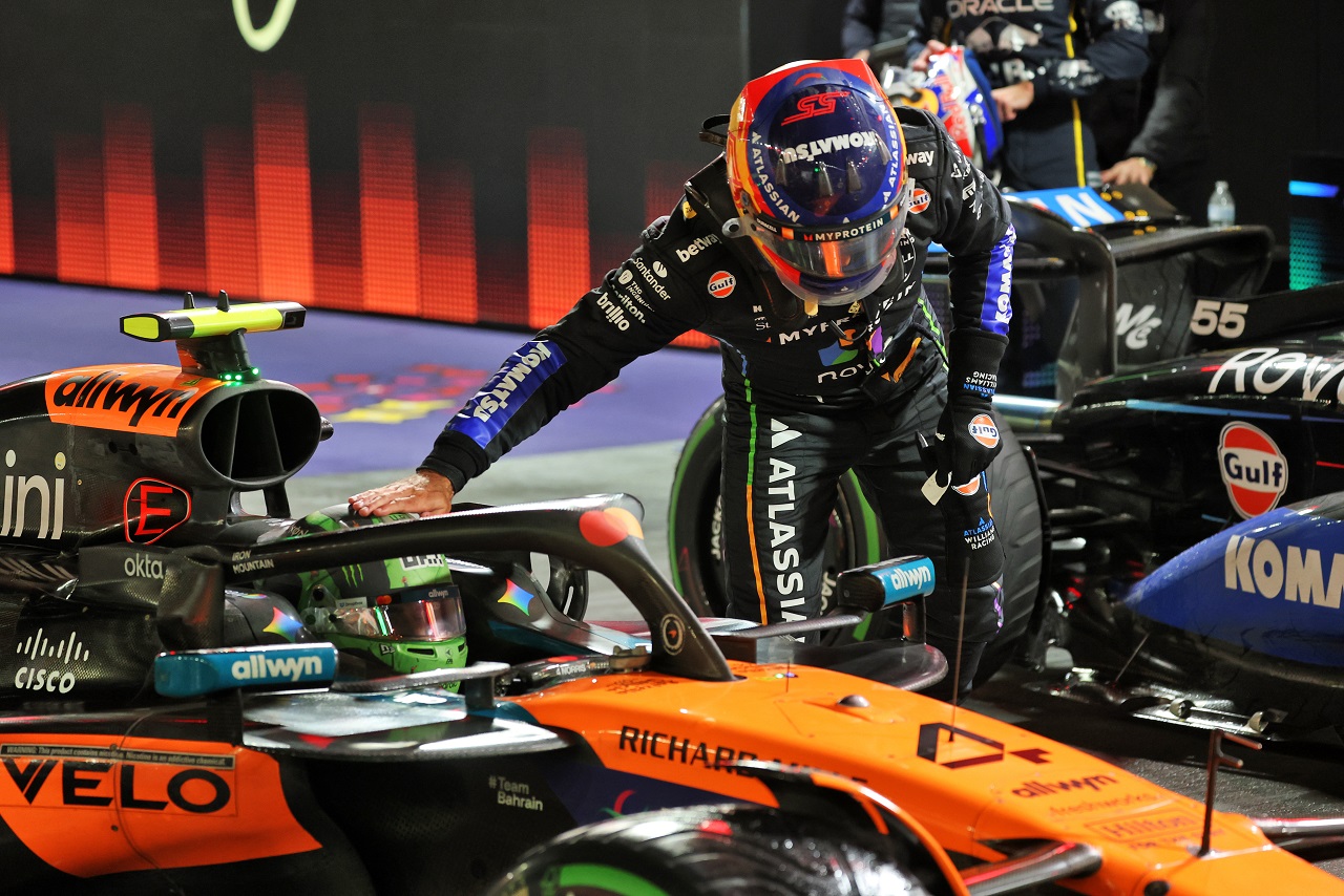 予選3番手のカルロス・サインツ（ウイリアムズ）がポールのランド・ノリス（マクラーレン）を祝福