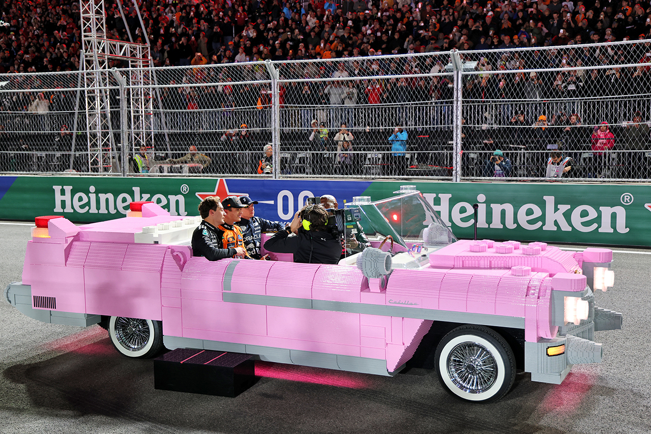 トップ3はピンクのレゴ・キャデラックで表彰式へ