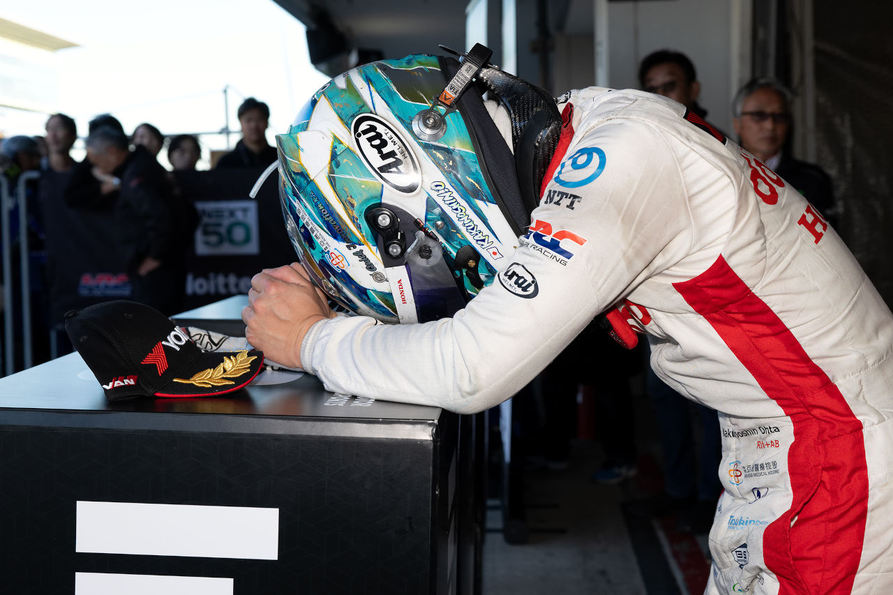 悔し涙の太田格之進「タイトル獲得に向け、やれることはやった」。佐藤蓮は0.7秒届かず「優勝しか見ていなかった」【SF第12戦鈴鹿決勝会見】