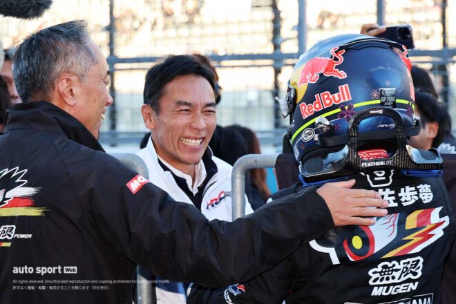 チャンピオンを獲得した岩佐をパルクフェルメで迎える佐藤琢磨、。教え子のタイトル獲得を共に喜ぶ