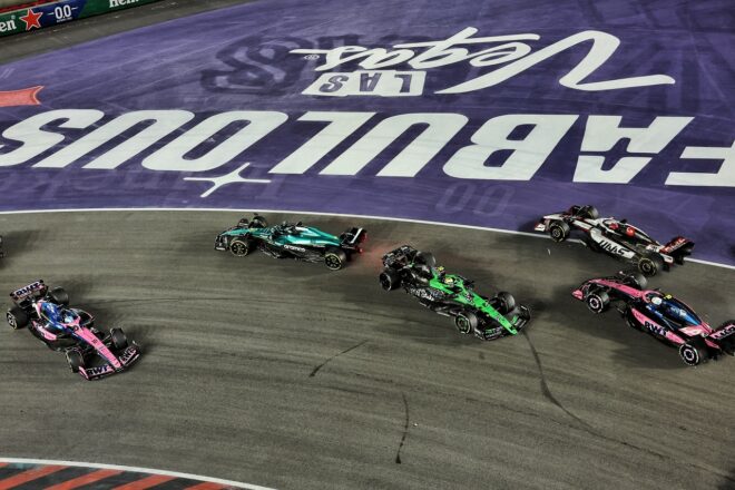 ガブリエル・ボルトレート（キック・ザウバー）が決勝スタート直後にランス・ストロール（アストンマーティン）に衝突