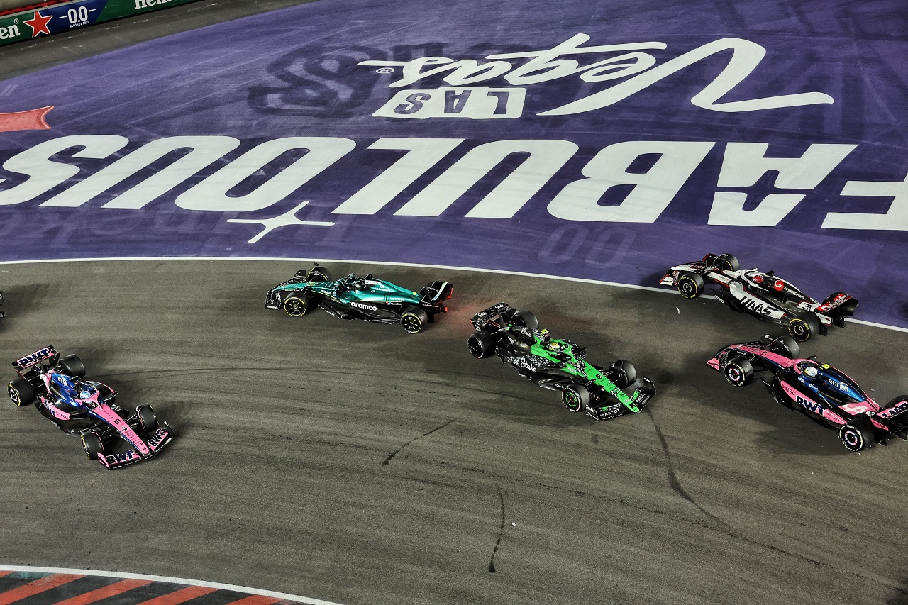 ガブリエル・ボルトレート（キック・ザウバー）が決勝スタート直後にランス・ストロール（アストンマーティン）に衝突