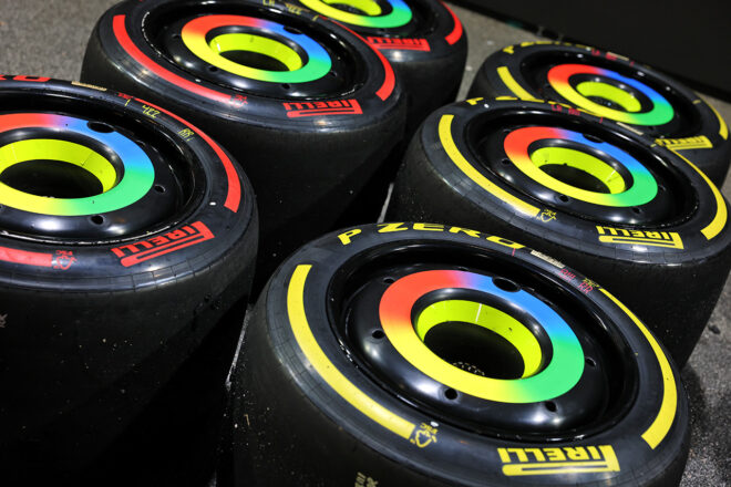 2025年F1第18戦シンガポールGPに持ち込まれたピレリのソフトタイヤ（赤）とミディアムタイヤ（黄）