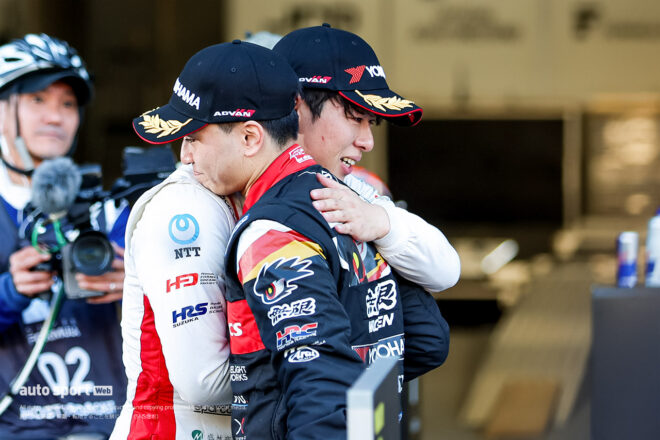 タイトルを争ったライバル同士として、岩佐の優勝を讃えた太田