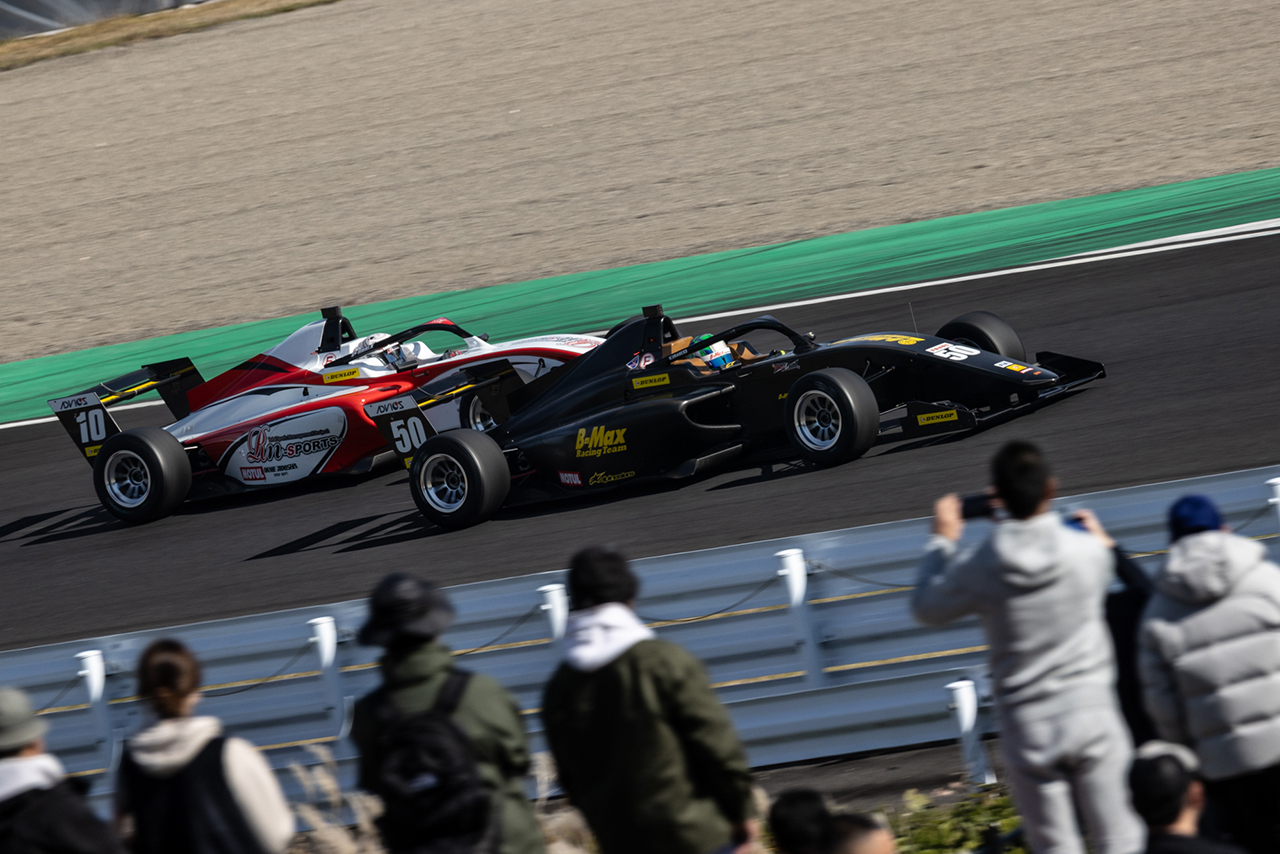 卜部和久（B-MAX RACING F111）と小松響（Rn-sports F111/3）