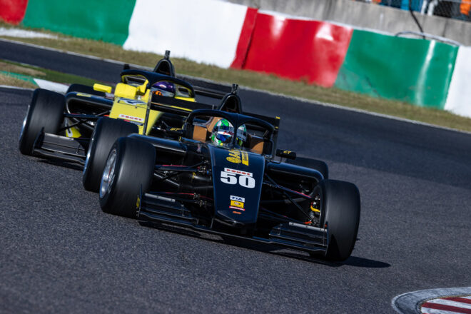 2025年FRJ鈴鹿大会　卜部和久（B-MAX RACING F111）と鈴木斗輝哉（マツモトキヨシ TOM’S TGR-DC FR）