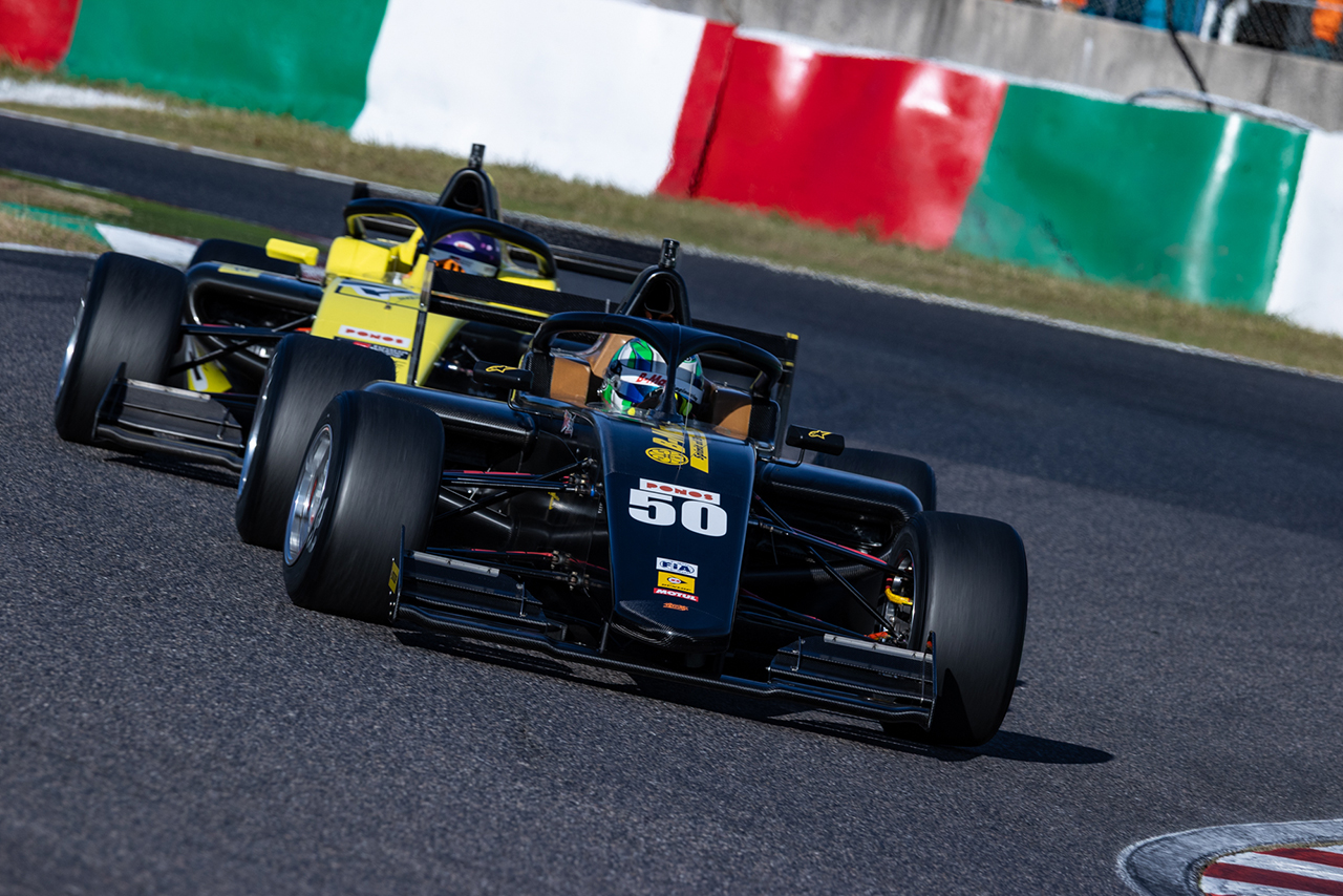 2025年FRJ鈴鹿大会　卜部和久（B-MAX RACING F111）と鈴木斗輝哉（マツモトキヨシ TOM’S TGR-DC FR）