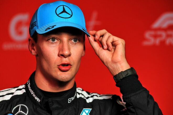 ラッセル、ドリフトでブラピにマシンを届ける／カタール航空の粋な計らい【SNSピックアップF1第23戦（2）】