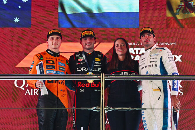 2025年F1第23戦カタールGP表彰式　優勝マックス・フェルスタッペン（レッドブル）、2位オスカー・ピアストリ（マクラーレン）、3位カルロス・サインツ（ウイリアムズ）