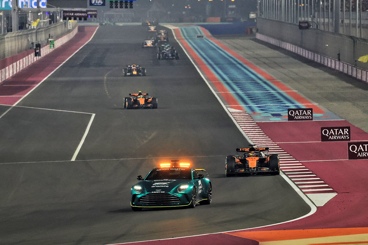 2025年F1第23戦カタールGP　SC中にステイを選択したマクラーレン。この選択が戦局を大きく変える