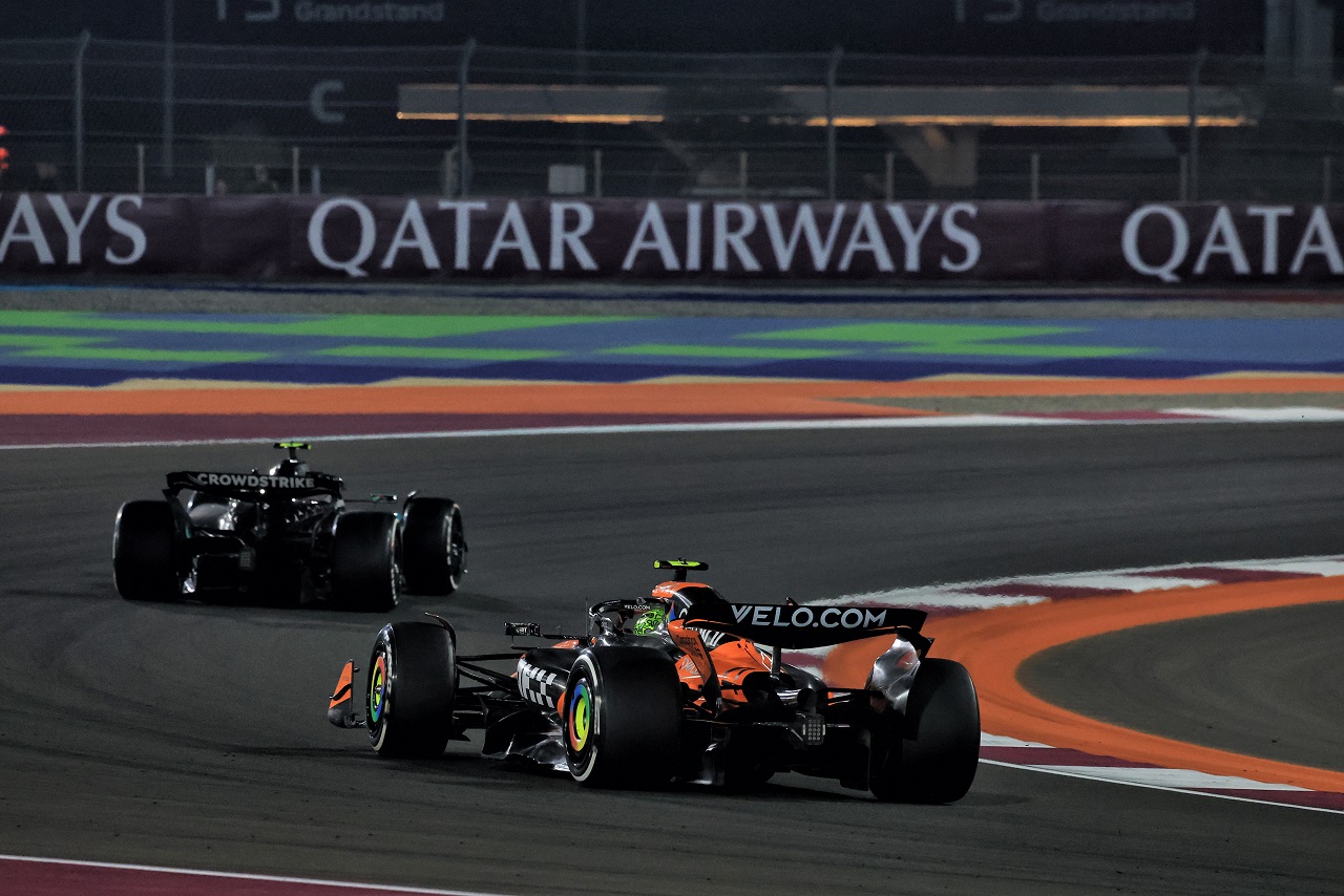 アンドレア・キミ・アントネッリ（メルセデス）を追うランド・ノリス（マクラーレン）