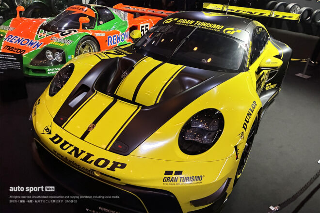グランツーリスモ7のオフィシャルタイヤパートナーに就任したダンロップ。グランツーリスモ・チームがデザインしたカラーリングのポルシェGT3 Rが展示された