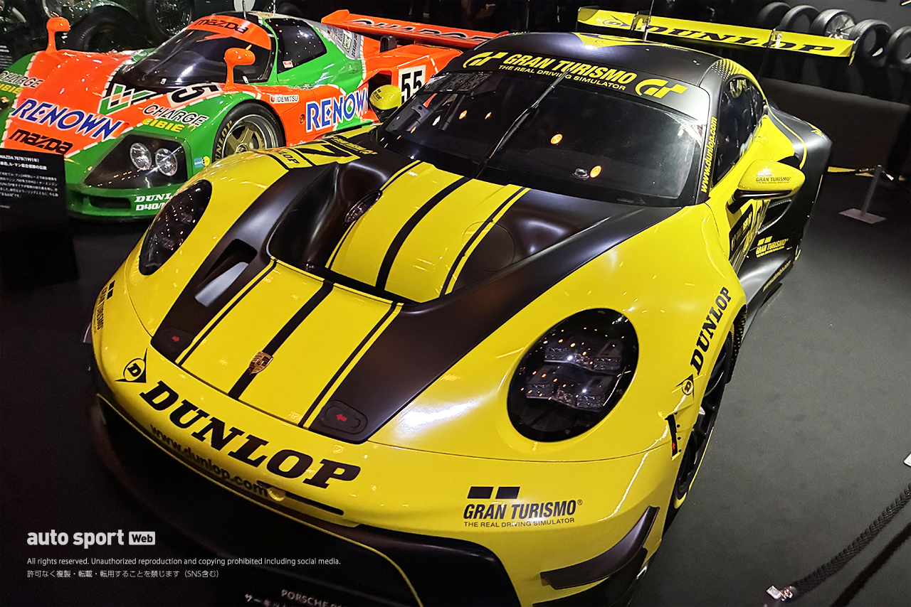 グランツーリスモ7のオフィシャルタイヤパートナーに就任したダンロップ。グランツーリスモ・チームがデザインしたカラーリングのポルシェGT3 Rが展示された