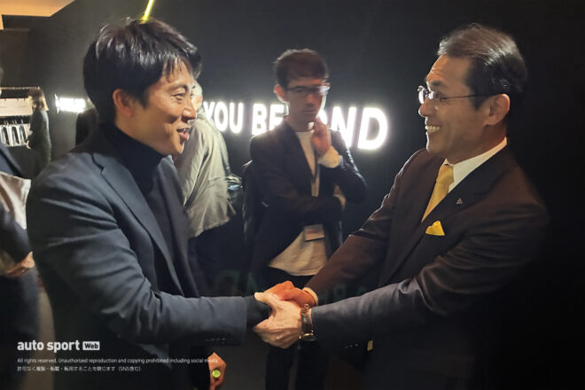 握手を交わす伊沢拓也と住友ゴム工業の山本悟代表取締役社長
