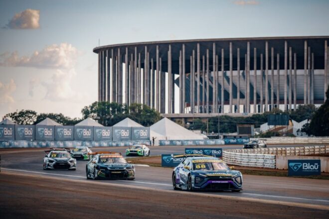 JP大事故の幕開けも、地元ネルソン・ピケJr.が父の祝福を受けポール・トゥ・ウイン達成／SCB第11戦