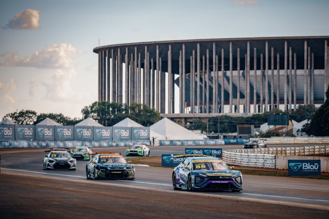 JP大事故の幕開けも、地元ネルソン・ピケJr.が父の祝福を受けポール・トゥ・ウイン達成／SCB第11戦