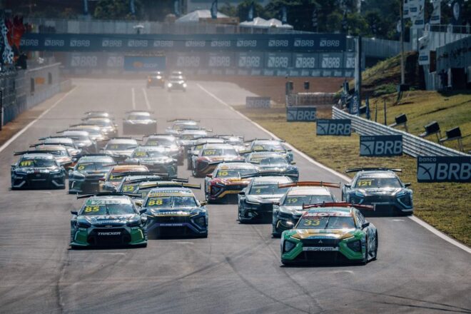 JP大事故の幕開けも、地元ネルソン・ピケJr.が父の祝福を受けポール・トゥ・ウイン達成／SCB第11戦