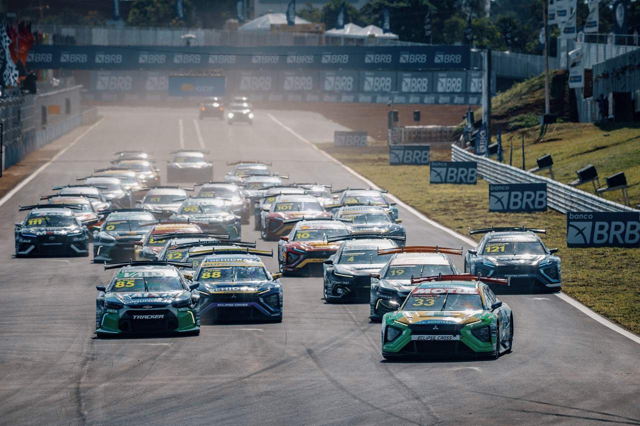 JP大事故の幕開けも、地元ネルソン・ピケJr.が父の祝福を受けポール・トゥ・ウイン達成／SCB第11戦