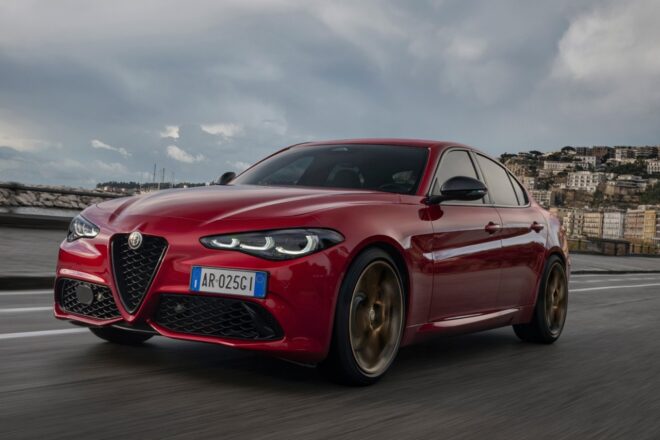 アルファロメオ、主軸の『ジュリア』と『ステルヴィオ』にゴールド際立つ限定車“INTENSA”を設定