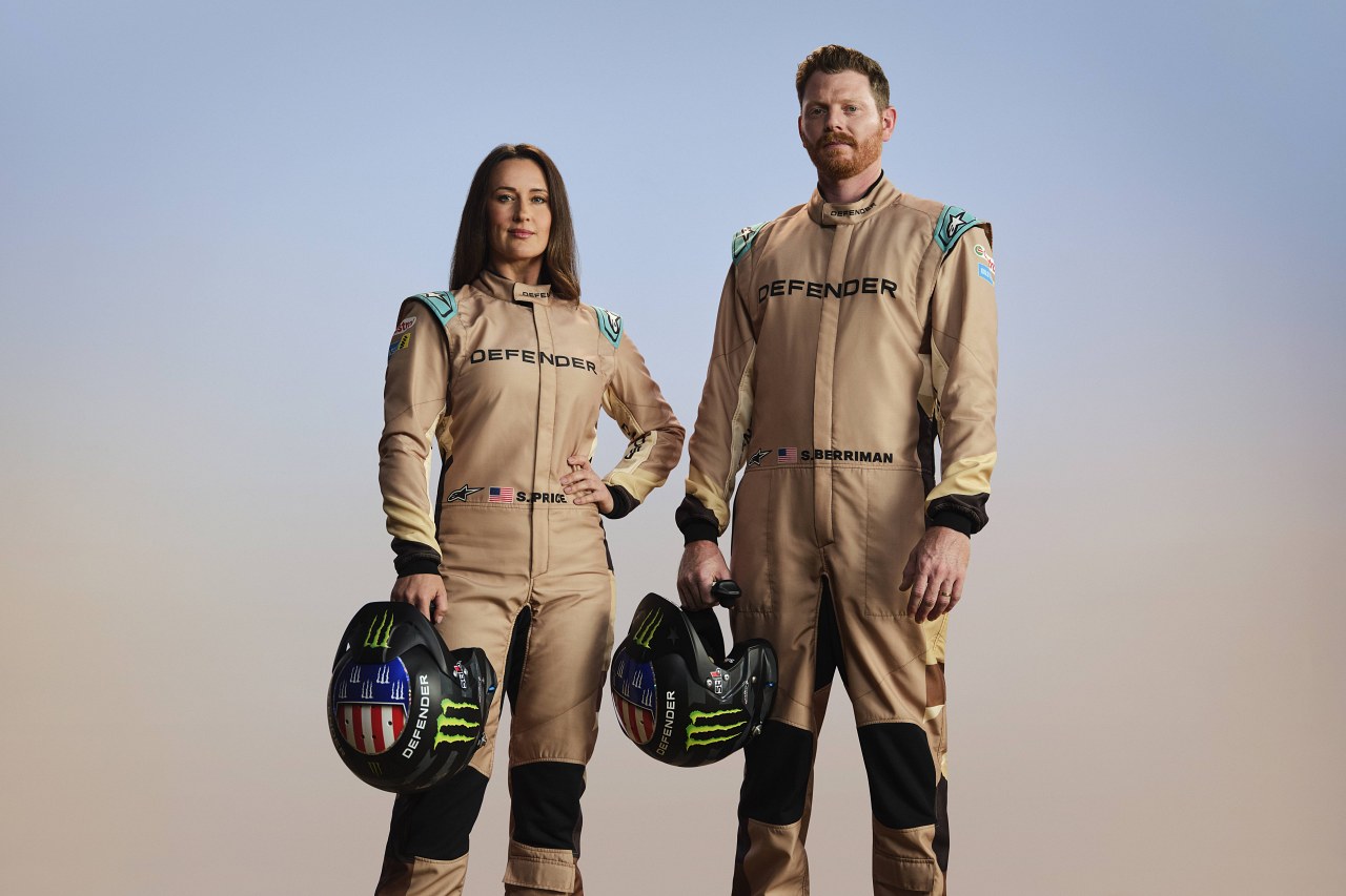 来季ダカールラリーでデビューする『ディフェンダー』競技仕様“DAKAR D7X-R”の本戦カラーを公開