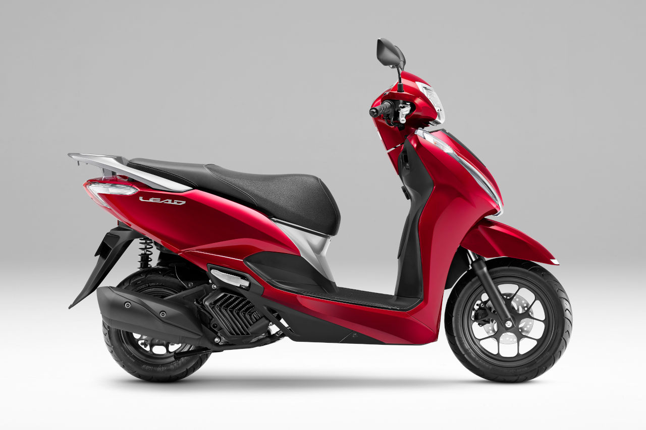 抜群のシート下収納を誇る『ホンダ・リード125』に赤と白の新色登場。2026年1月発売へ
