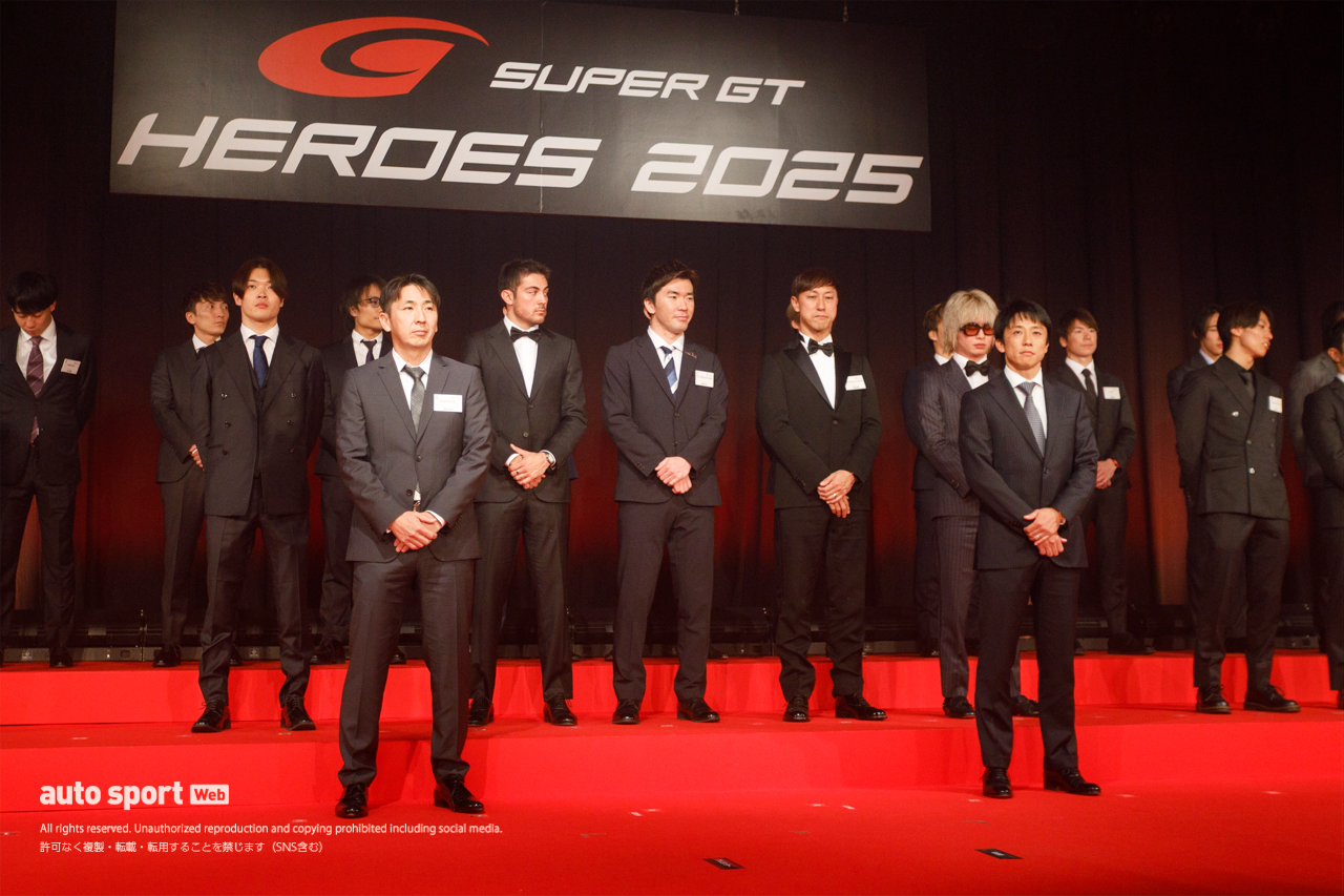 スーパーGT引退のふたりへ花束贈呈「チームメイトに恵まれた」と松田次生。伊沢拓也「素晴らしい選手と戦えた」