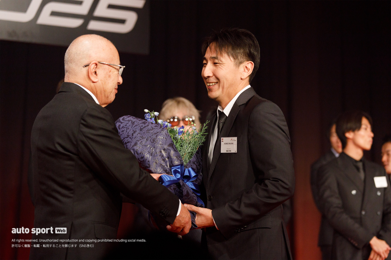 スーパーGT引退のふたりへ花束贈呈「チームメイトに恵まれた」と松田次生。伊沢拓也「素晴らしい選手と戦えた」
