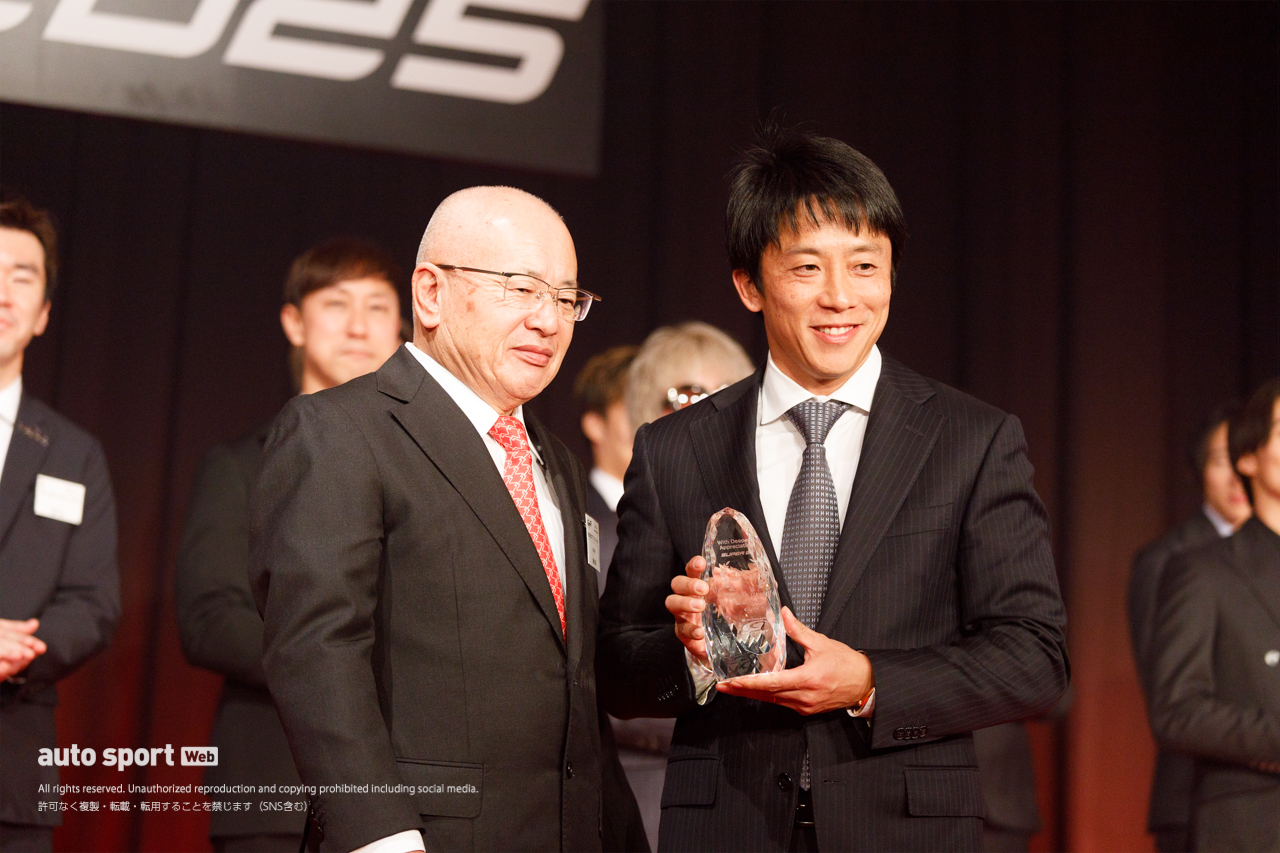 スーパーGT引退のふたりへ花束贈呈「チームメイトに恵まれた」と松田次生。伊沢拓也「素晴らしい選手と戦えた」