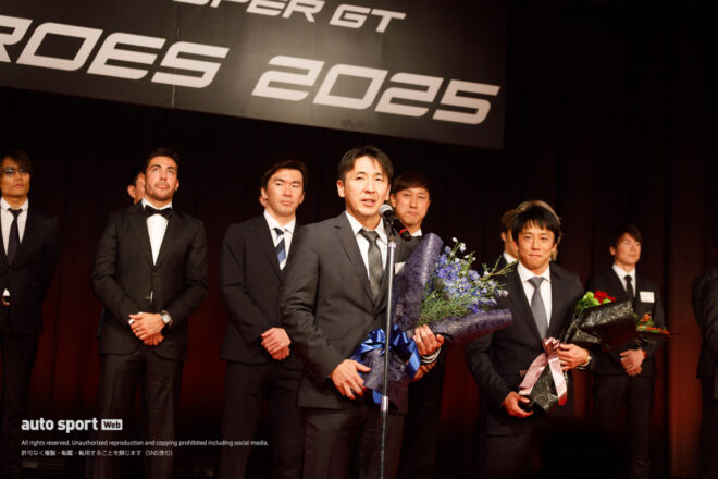 スーパーGT引退のふたりへ花束贈呈「チームメイトに恵まれた」と松田次生。伊沢拓也「素晴らしい選手と戦えた」
