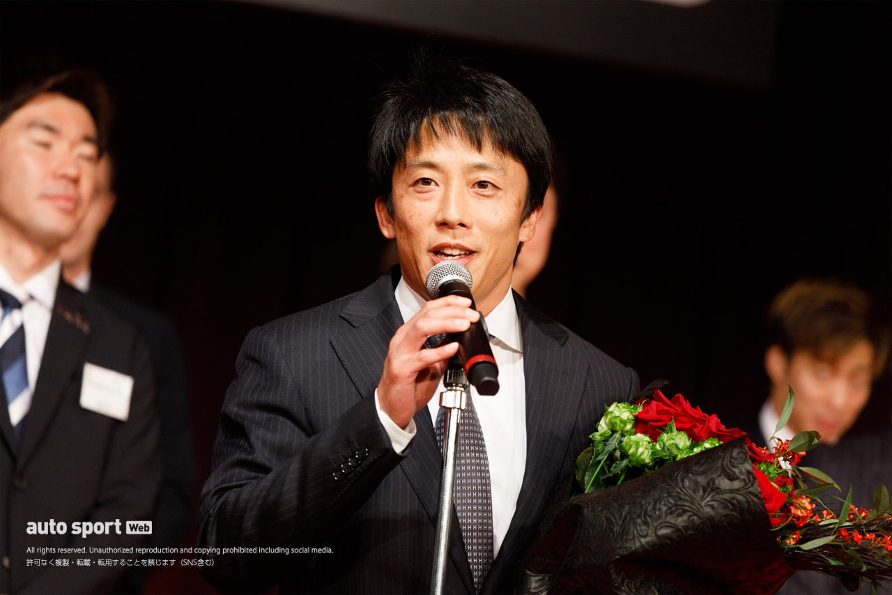 スーパーGT引退のふたりへ花束贈呈「チームメイトに恵まれた」と松田次生。伊沢拓也「素晴らしい選手と戦えた」