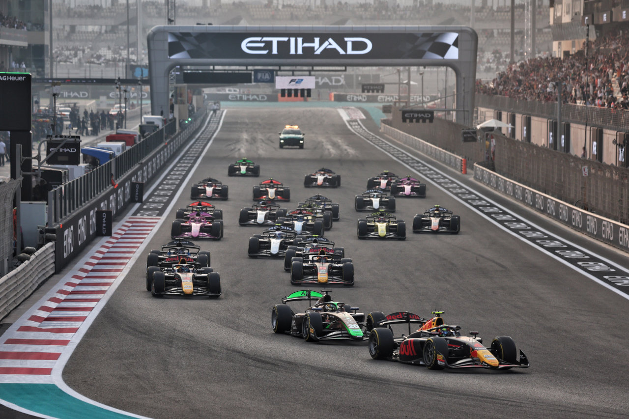 2025年FIA F2第14戦ヤス・マリーナ　スプリントレースのスタート
