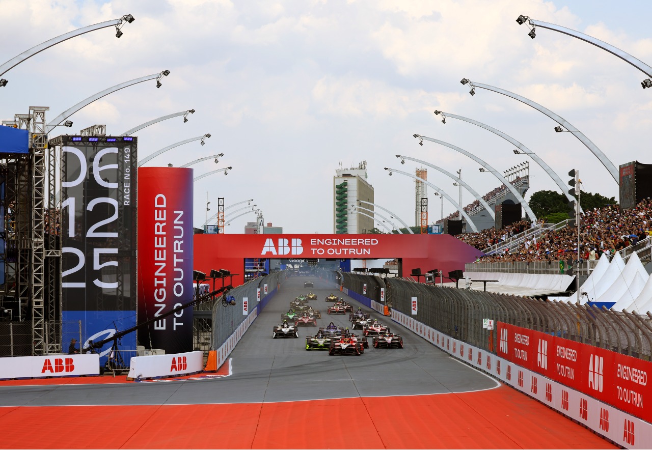 ルーキーが宙を舞うクラッシュで驚愕の幕開け。フォーミュラEシーズン12初戦は元王者デニスがポール・トゥ・ウイン