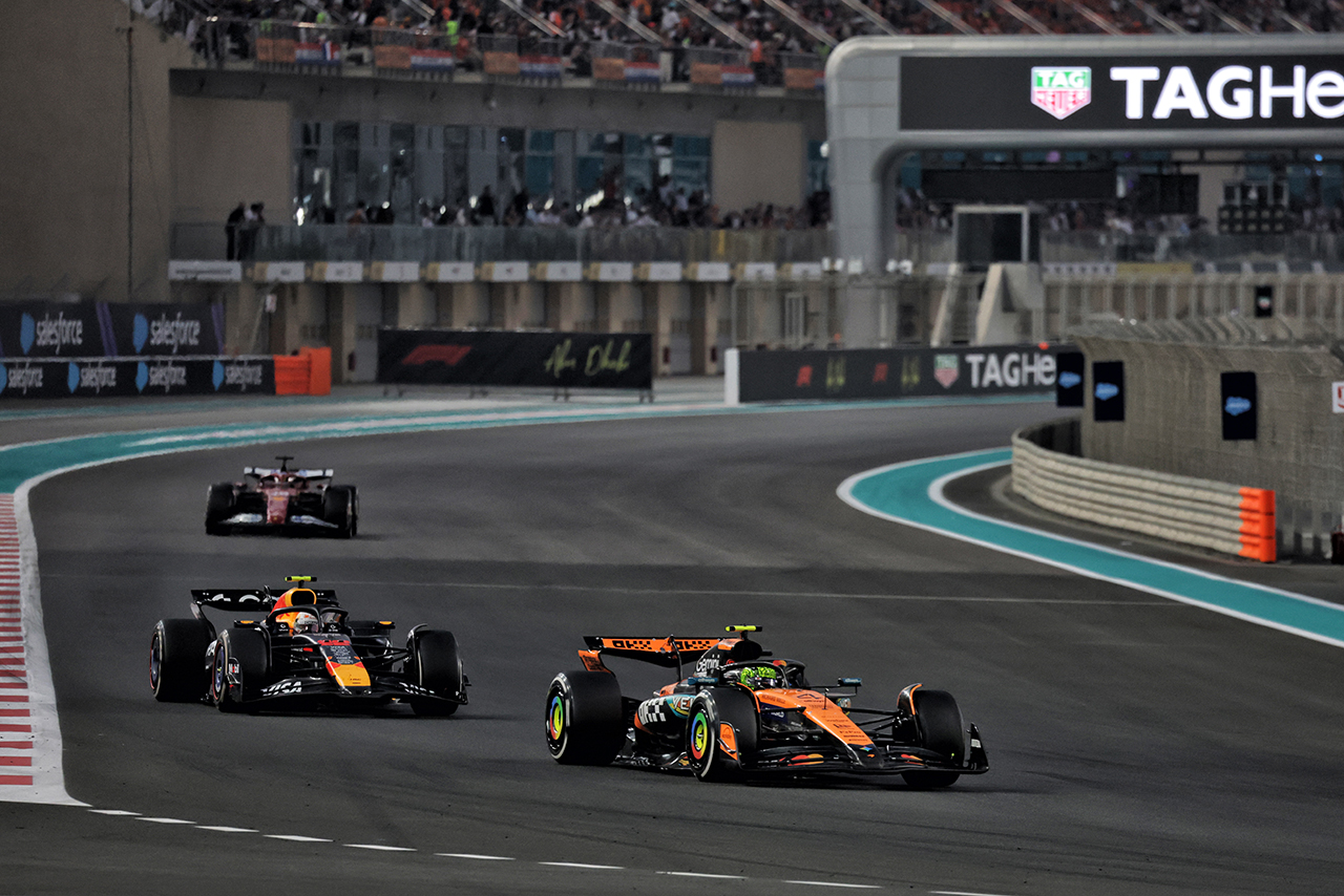 角田裕毅（レッドブル）をかわしたランド・ノリス（マクラーレン）