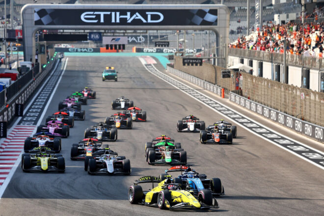 2025年FIA F2第14戦ヤス・マリーナ　フィーチャーレースのスタート