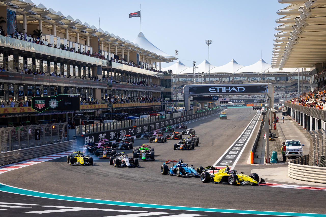 2025年FIA F2第14戦ヤス・マリーナ　フィーチャーレースのスタート