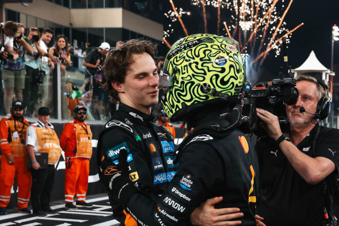 チャンピオンとなったランド・ノリスを祝福するオスカー・ピアストリ（マクラーレン）